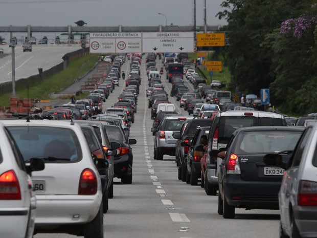 Ecovias estima que 270 mil veículos devem ir para o litoral de SP no feriado