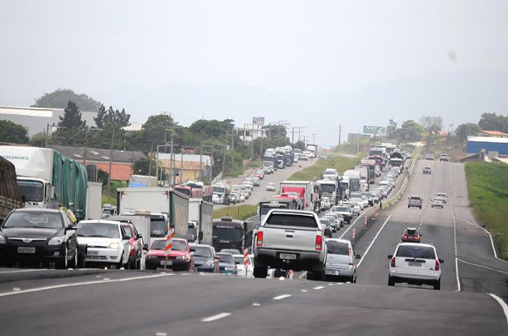 Contran adia para setembro multas para caminhões e ônibus poluentes