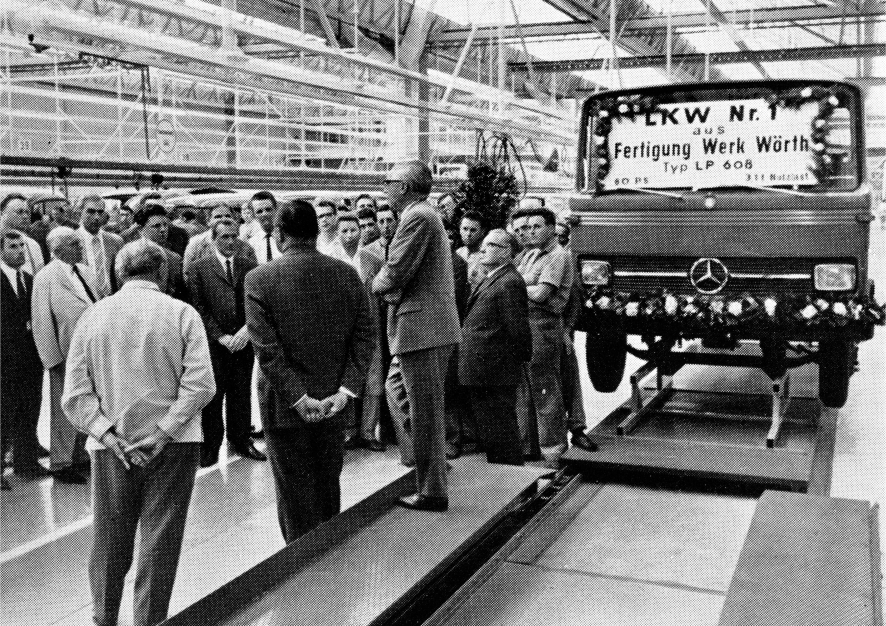 Fábrica de caminhões da Mercedes-Benz em Wörth na Alemanha, completa 50 anos