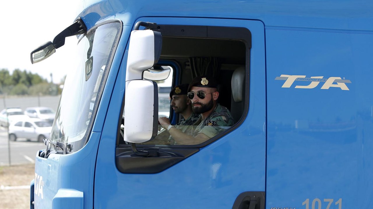 Portugal: com caminhoneiros em greve, militares abastecem ...