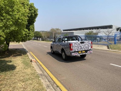 Caminhonetes camufladas GWM série P são vistas em mercados internacionais