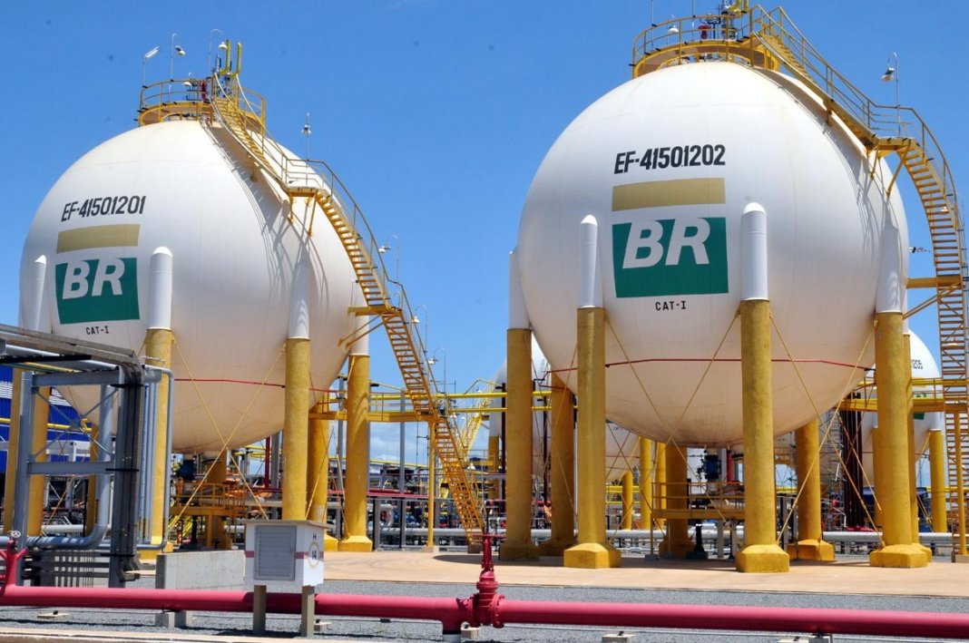 AEPET se manifesta a respeito dos problemas enfrentados pela Petrobras