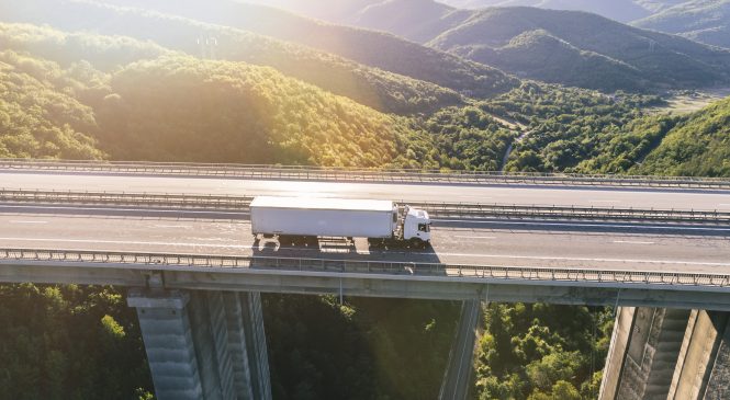 Treinamento de motoristas e tecnologia dos caminhões ajudam a reduzir acidentes por infrações de velocidade