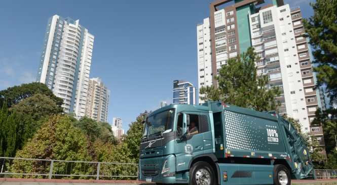 Curitiba inicia testes com caminhão elétrico Volvo na coleta de lixo