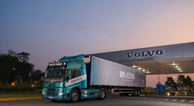 Volvo inicia validação de caminhões pesados 100% elétricos na logística de sua fábrica no Brasil