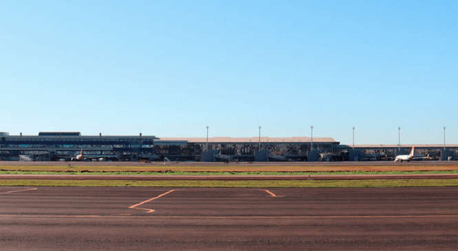 Após enchentes, Aeroporto Salgado Filho reabre nesta segunda no RS