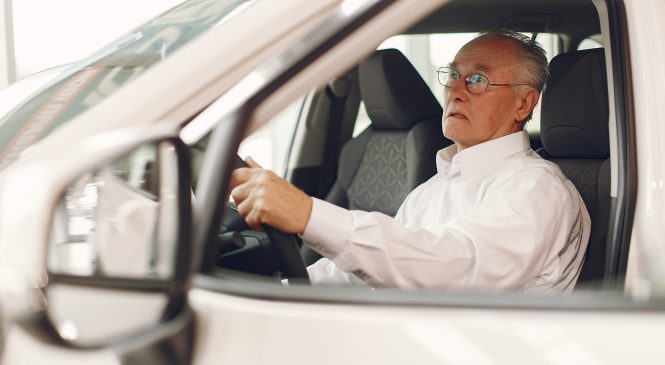 Idosos e PCDs já podem emitir credencial de estacionamento via aplicativo